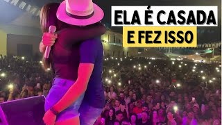 MULHER CASADA EXAGERA E BEIJA CANTOR NO PALCO [upl. by Noreik561]