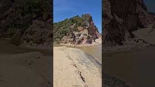 Praia cercada por falésias gigantes com cenário exuberante no extremo sul da Bahia [upl. by Ridglea]