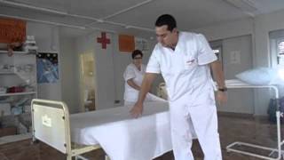 COMO HACER LA CAMA HOSPITALARIA MARCO ANTONIO [upl. by Stucker]