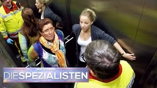 Panikattacke im feststeckenden Aufzug Kommt die Rettung rechtzeitig  Die Spezialisten  SAT1 TV [upl. by Bernj931]