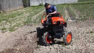 Mini tractor Kubota B7000 Giro de 180º [upl. by Ibib898]