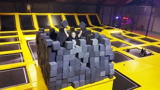 SNACHTS OPGESLOTEN IN TRAMPOLINE PARK [upl. by Ailam]