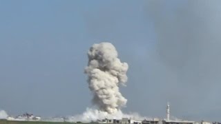 Siria  Abril 20 2017 Nueva ola de Bombas Termobaricas en Al Lataminah  Al Norte de Hama [upl. by Rimidalv]