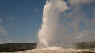 Erupción del Old Faithful Géiser en el Parque de Yellowstone [upl. by Odraleba]