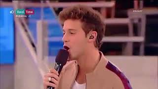 Karol y Ruggero cantam quotSolo TuQue Mas Daquot en Amici Italia [upl. by Halsey94]