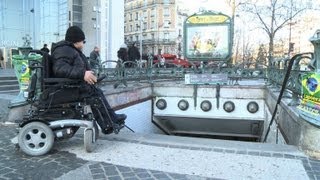 Accessibilité des handicapés le parcours du combattant à Paris [upl. by Reibaj]