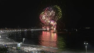 Copacabana celebra 2024 com tradicional queima de fogos  AFP [upl. by Niletac]