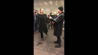 U2 EM BERLIM  Banda faz show surpresa em metrô na Alemanha [upl. by Jehiel]