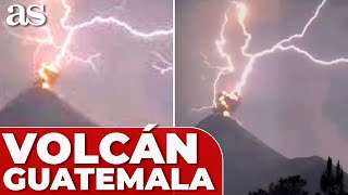 RAYO IMPACTA EN VOLCÁN en ERUPCIÓN  Volcán fuego Guatemala [upl. by Rocco]