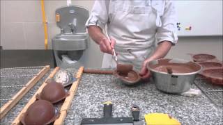 Moulage des oeufs en chocolat [upl. by Aicelet]