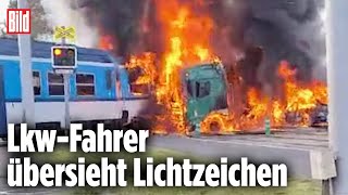 Zug rast in Lkw HorrorInferno bei Unfall am Bahnübergang [upl. by Merola411]