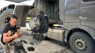 Auto repairReplacing bolts for container trucks [upl. by Bibi]