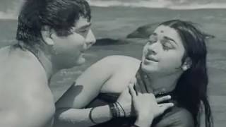 Yeh Kaun Hain Jiske  Asha Bhosle Mahendra Kapoor Aurat Song [upl. by Acinhoj]