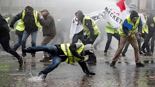 quotGilets jaunesquot  des affrontements sur les ChampsElysées [upl. by Russia]