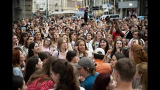 Gänsehaut pur Tausende quotSwiftiesquot singen in Wiens Innenstadt [upl. by Bibbye]