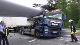 Dramatischer Unfall Windradflügel durchbohrt Lkw bei Bielefeld [upl. by Akinwahs]