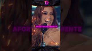 😱 Belinda sufre aparatosa caída y Anitta la rescata en pleno desfile 🚨 [upl. by Okechuku]