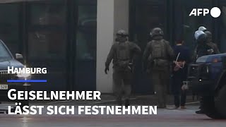 Geiselnehmer von Hamburg lässt sich festnehmen  AFP [upl. by Enylodnewg]