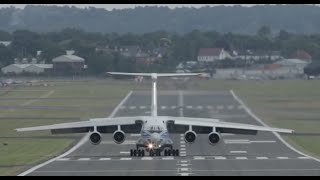 ILYUSHIN IL76 Crosswind landing at Farnborough 2014 airshow [upl. by Regnij]