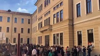 Milano occupato il liceo Manzoni dopo la vittoria di Meloni quotI fascisti non ci rappresentanoquot [upl. by Natala]