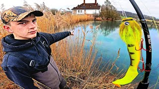 Cet abonné minvite à pêcher dans des vieilles carrières mystérieuses au fond de son jardin [upl. by Anierdna]