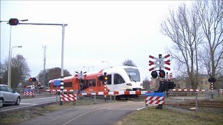 Spoorwegovergang Hurdegaryp  Dutch railroad crossing [upl. by Erlina]