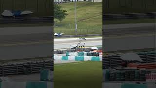 Crash Q1 Moto2 Khairul Idham Pawi bersama Helmi Azman RidersMalaysia MalaysianGP Q1 Moto2 [upl. by Blithe]