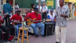 Traditionele muziek in Punda  Curacao en wie danst erop [upl. by Nuris135]