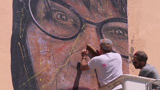 Var  des portraits géants de céramistes sur les façades de Salernes [upl. by Yblek]