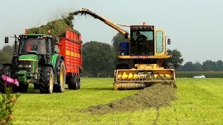 Grashakselen en meerijden op de New Holland 2305 met John Deere 6510 en 6910 [upl. by Lathrope]