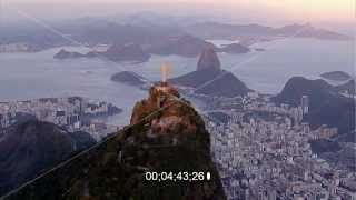 Statue Cristo Redentor auf dem Berg Corcovado in den TijucaWäldern in Rio de Janeiro in Brasilien [upl. by Leclair]