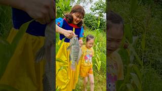 Jungle hacks single mom survival skillscookingfishing shorts [upl. by Brownson]