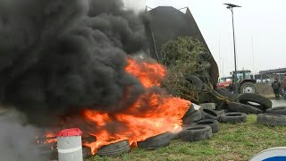 Des agriculteurs bloquent des entrepôts de Super U dans le LotetGaronne  AFP Images [upl. by Luhem153]