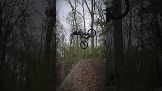 IL SE METS LA TÊTE A LENVERS EN VTT crash mtb enduro bikelover [upl. by Ahsiela]