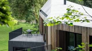 Vertikale Holzfassade und modernes Innendesign – Ein Haus im Wald [upl. by Yelekalb]