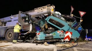 Schwerer Unfall  Kran rammt LKW  Backnang 15122014 [upl. by Ydor]