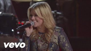 Kelly Clarkson  American woman live at CMT Awards 2018 [upl. by Yeltneb]