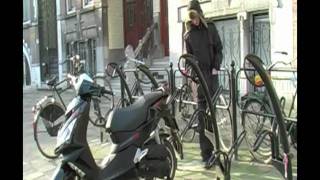 Hoe start je een scooter [upl. by Colwell]