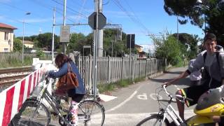 Passaggio a livello di via Ospedale  Cervia doppio transito  Level Crossing  Planovergang [upl. by Mccormick967]