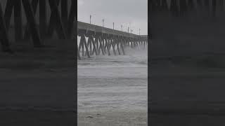 Strong winds in North Carolina pushes trash bin along the shoreline [upl. by Ayhdnas]