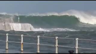 Espectacular imagen ola gigante rompe violentamente en la entrada del puerto de Cudillero TSUNAMI [upl. by Aimekahs510]