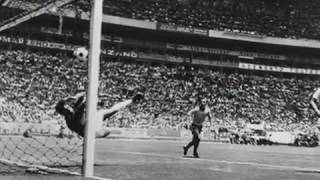 Gordon Banks vs Pele  1970 World Cup [upl. by Stark900]