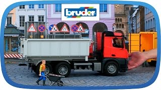 MercedesBenz Arocs LKW mit Abrollcontainer  03622  BRUDER Spielwaren [upl. by Cam]