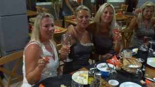 Restaurant quotDluxequot Empuriabrava  Touristen feiern Geburtstag [upl. by Joo]