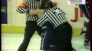 Mark Messier vs Kevin Kaminski Mar 181995 [upl. by Uv]