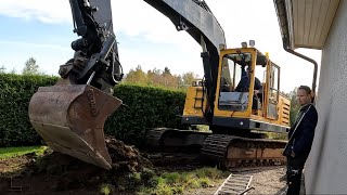 Solceller del 19  Lägger på harpad jord på kabelschakten mm [upl. by Esinet]