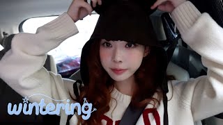 폼 미쳤다잉🧸🎳  윈터의 하루 ❄️ 추억의 간식 볼링 한강 산책  Wintering Vlog [upl. by Esoj]