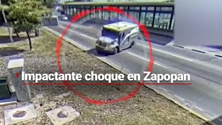 ¡QUÉ IMÁGENES  Captan el choque de una camioneta de valores una mujer se salvó de milagro [upl. by Anirazc976]