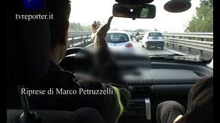 VIGILI DEL FUOCO IN SIRENA RALLENTATI DA AUTOMOBILISTA IDIOTA [upl. by Alvar]