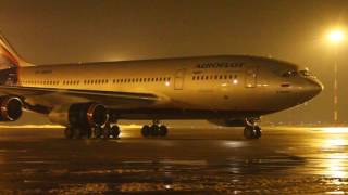 Заруливание Ил96 на стоянку в Шереметьево  Ilyushin Il96 taxiing to the gate [upl. by Elegna]